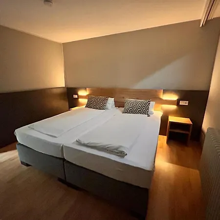 Und Restaurant Adler מלון 3*