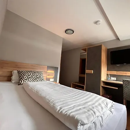 מלון Und Restaurant Adler 3*