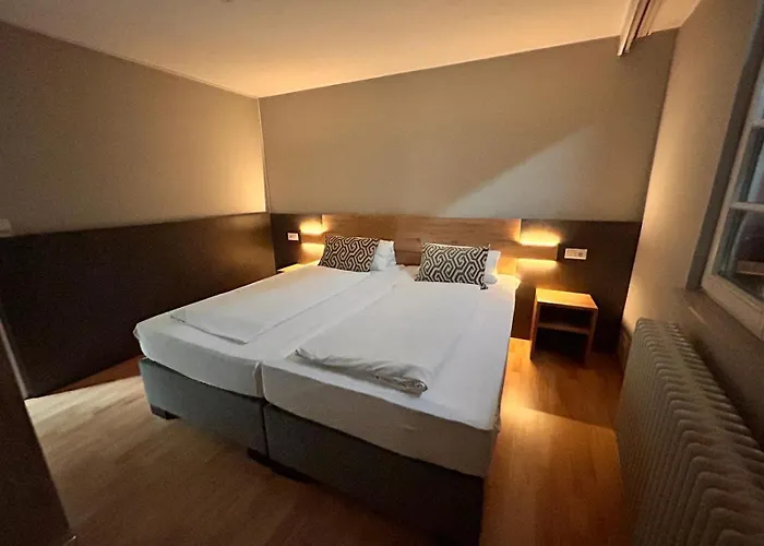 Und Restaurant Adler ホテル 3*